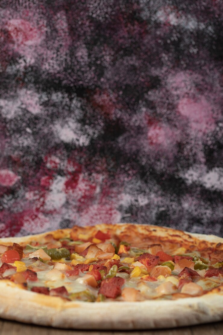 Foto grátis pizza cozida de ingredientes mistos com fatias de calabresa.