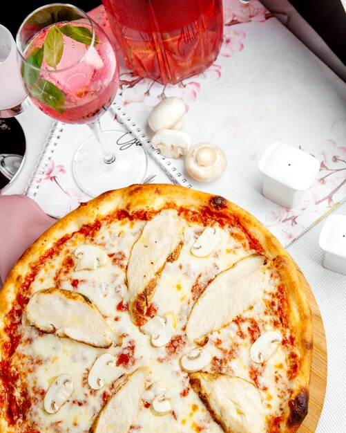 Pizza crocante com queijo cogumelos e frango