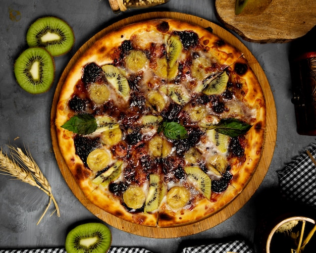 Pizza crocante feita com kiwis e banana