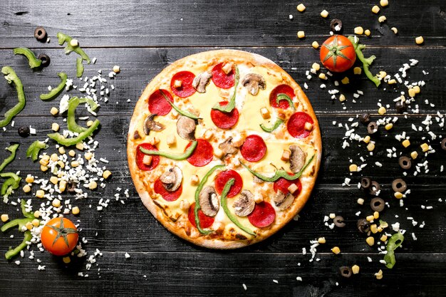 Pizza de calabresa com cogumelos ao lado de queijo polvilha azeite de milho tomate pimentão