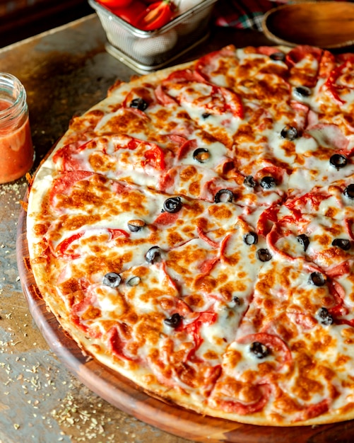 Pizza de calabresa com tomate e azeitona