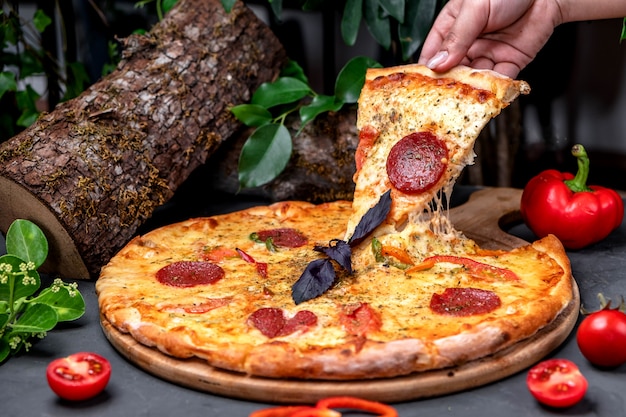 Pizza de calabresa em cima da mesa