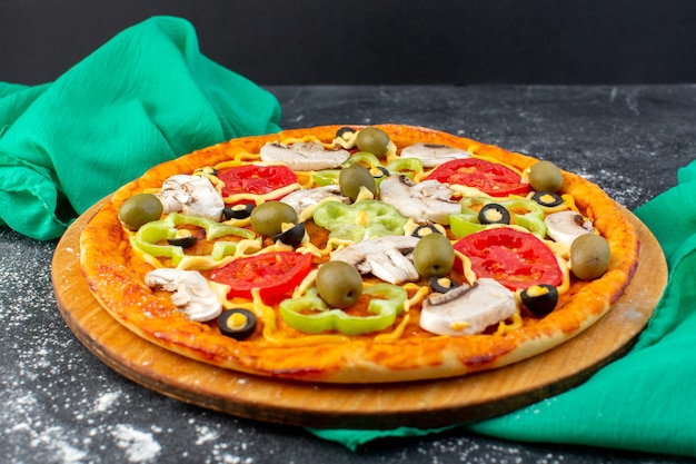 Pizza de cogumelos com tomates vermelhos e azeitonas cogumelos todos fatiados dentro em cinza