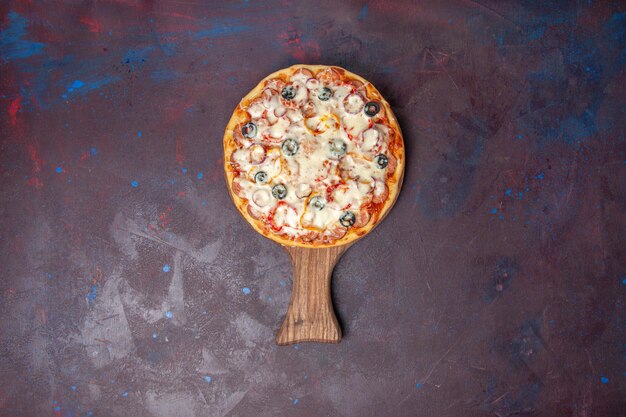 Pizza de cogumelos deliciosa com azeitonas de queijo e tomates em uma superfície escura vista de cima