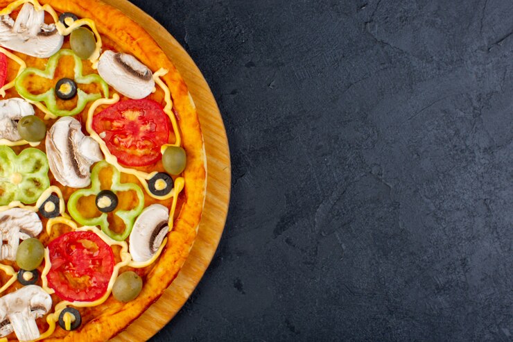 Foto grátis pizza de cogumelos deliciosa com tomates vermelhos, pimentões, azeitonas e cogumelos, tudo fatiado dentro da mesa escura pizza refeição