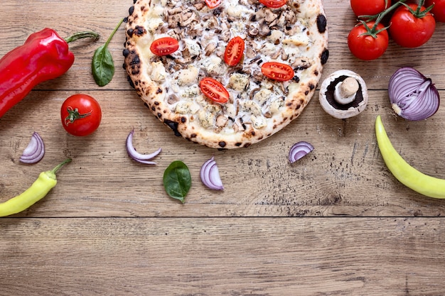 Pizza de cogumelos e tomates de vista superior