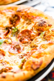 Pizza de combinação fresca no restaurante italiano.