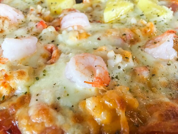 Pizza de frutos do mar na bandeja de madeira