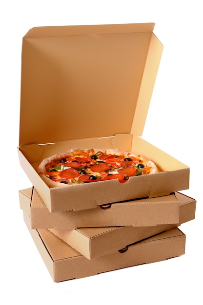 Foto grátis pizza de pepperoni com caixas de entrega