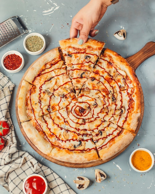 Foto grátis pizza de quatro queijos na placa de madeira