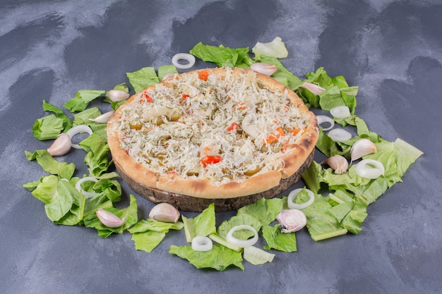 Pizza de queijo de frango no azul com legumes frescos.