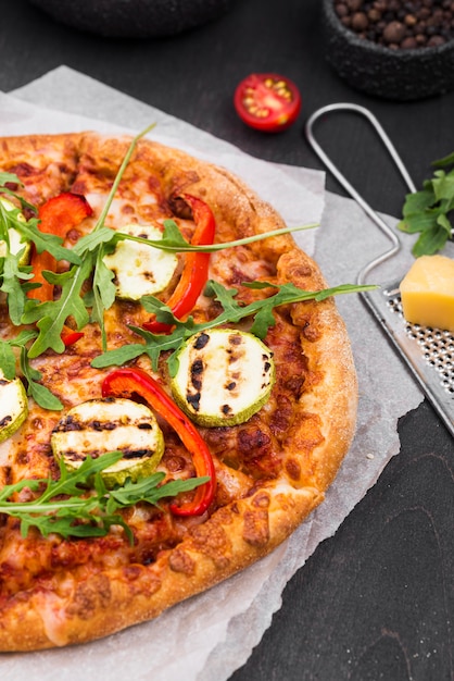 Pizza de rúcula de ângulo alto com queijo