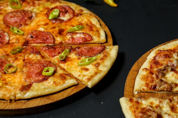 Pizza de salame coberta com fatias de pimenta fresca, close-up vista