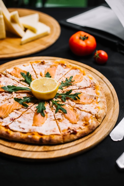 Pizza de salmão com molho de rúcula e limão