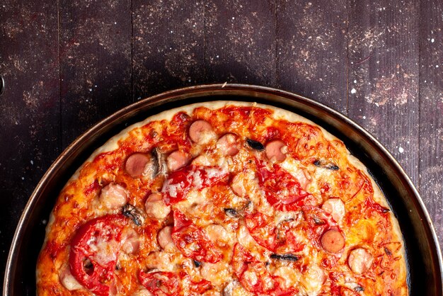 Pizza de tomate com queijo com azeitonas e salsichas dentro da panela marrom, pizza com comida e salsicha de queijo rápido
