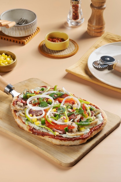 Foto grátis pizza deliciosa de alto ângulo a bordo