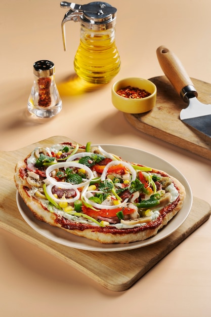 Foto grátis pizza deliciosa de alto ângulo no prato