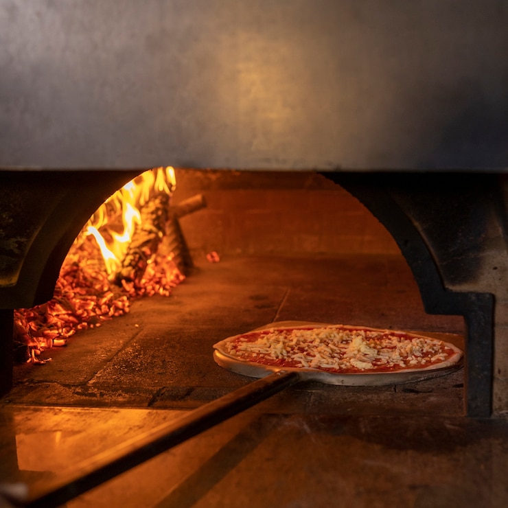 Foto grátis pizza deliciosa de cozimento de alto ângulo