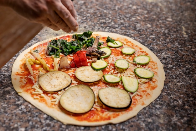 Foto grátis pizza deliciosa de cozimento de alto ângulo