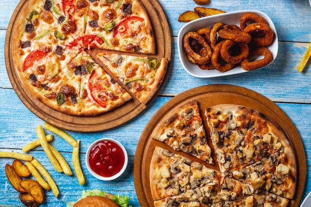 Pizza e calamary anéis cogumelo tomate pimentão plives frango ketchup vista superior