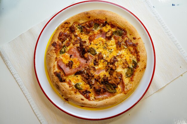 Pizza em uma mesa de restaurante