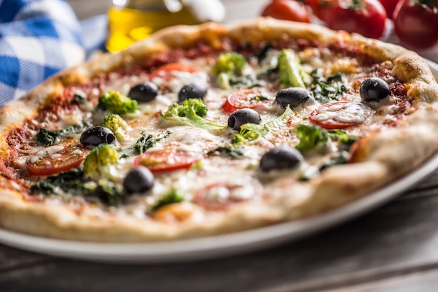Pizza irlandesa com azeitonas de tomate espinafre brócolis e queijo mussarela ou parmesão. refeição vegetariana mediterrânea.