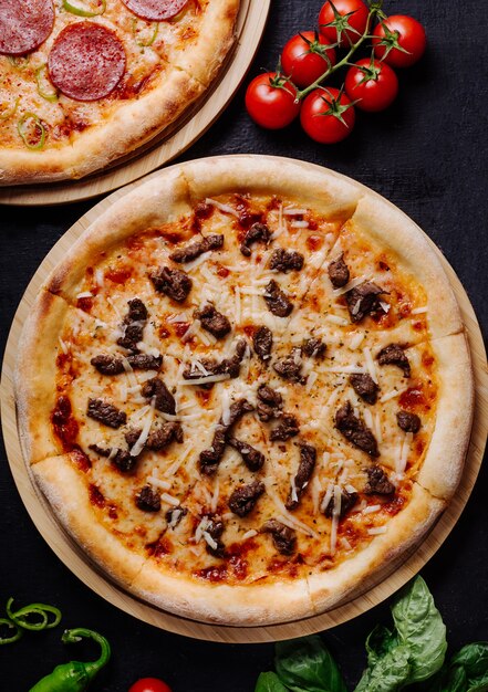 Pizza italiana clássica com queijo derretido, azeitonas pretas e molho de tomate.
