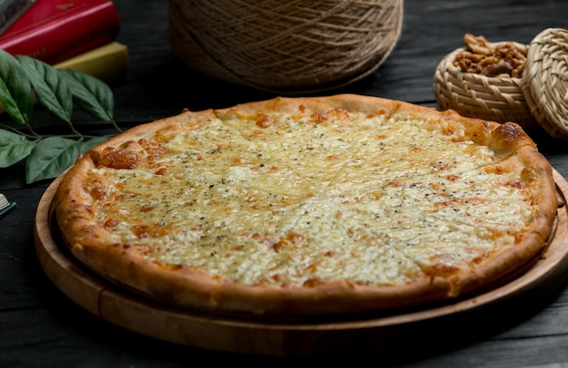 Pizza margarita clássica com queijo parmesão completo
