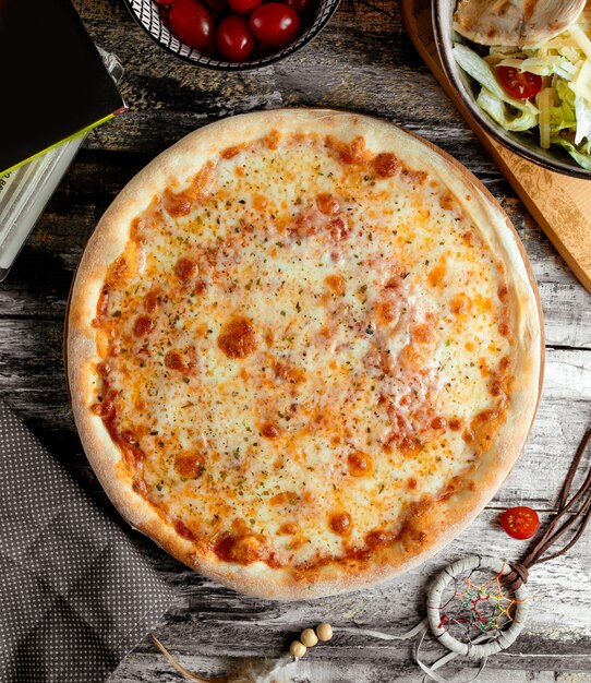 Pizza Margarita em cima da mesa