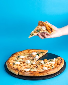 Pizza margherita uma mulher segurando pizza com queijo manjericão e mussarela