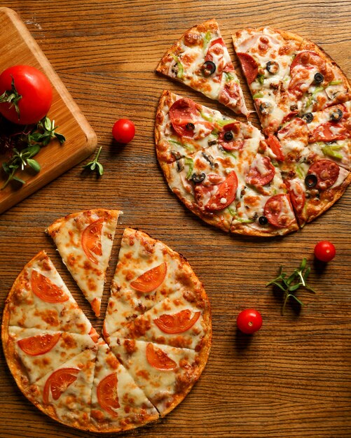 Pizza mista com linguiça e pizza com queijo e tomate