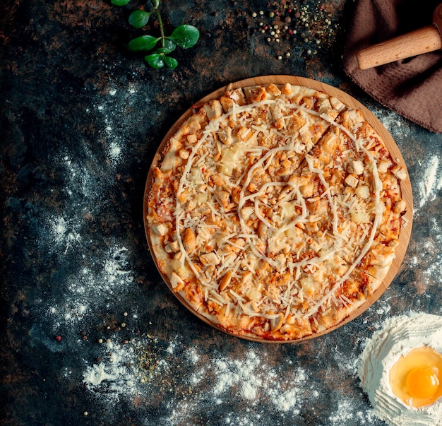 Foto grátis pizza mista com queijo extra