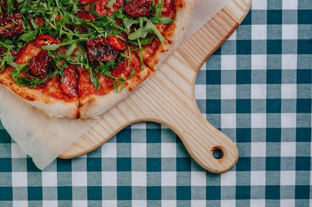 Pizza picante napolitana com presunto, queijo, rúcula, manjericão, tomate, pimenta calabresa pulverizada com queijo