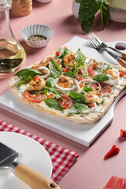 Pizza quadrada deliciosa de alto ângulo com cebola