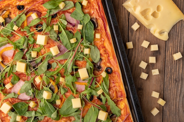 Foto grátis pizza quadrada na bandeja