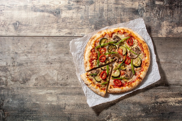 Foto grátis pizza vegetariana com abobrinha tomate pimentão e cogumelos