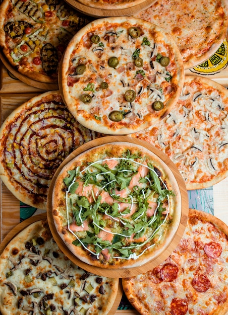 Pizzas em cima da mesa, vista superior Foto gratuita