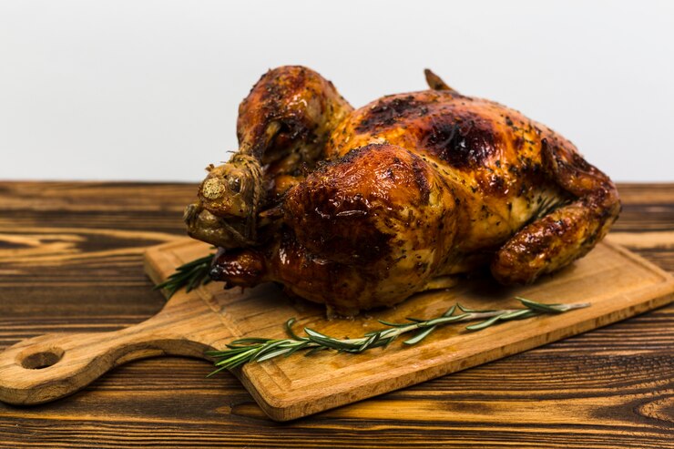 Foto grátis placa com frango assado na mesa