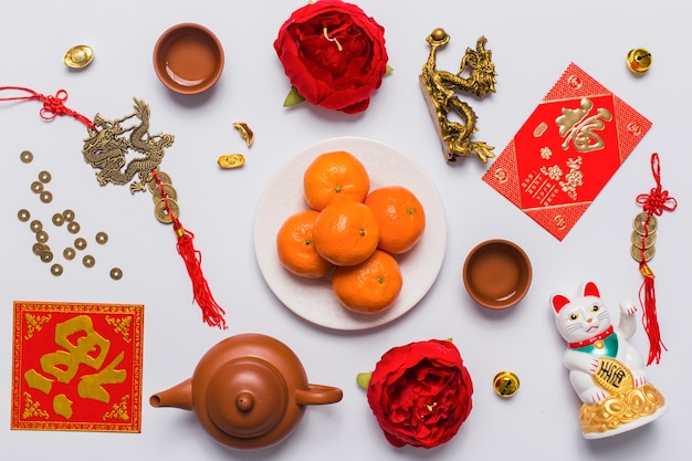 Foto grátis placa com tangerinas em meio a coisas chinesas