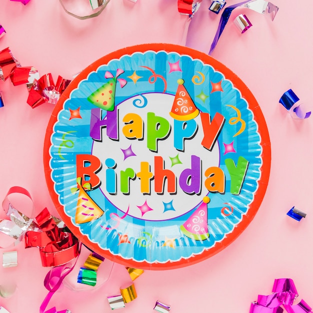 Foto grátis placa de cartão dizendo 'feliz aniversário'