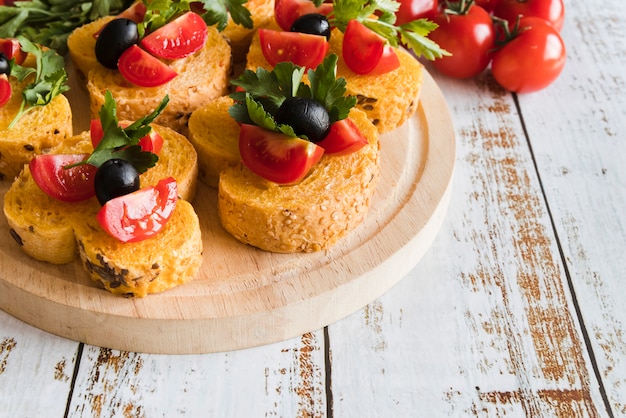 Foto grátis placa de cicchetti na mesa branca