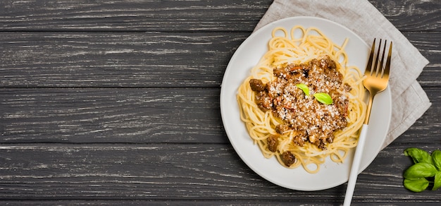 Foto grátis placa de cópia-espaço com spaghetii bolonhesa