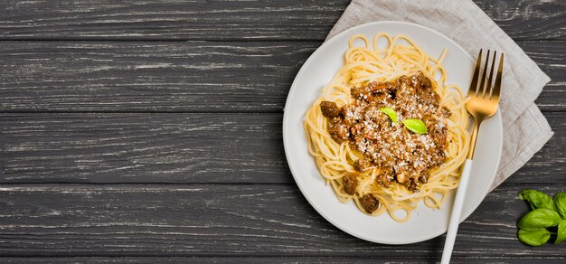 Placa de cópia-espaço com spaghetii bolonhesa