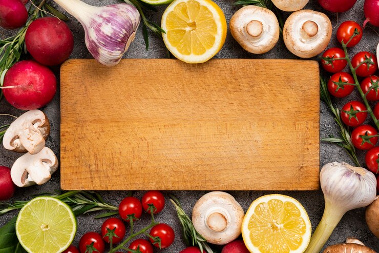Foto grátis placa de corte com moldura de legumes