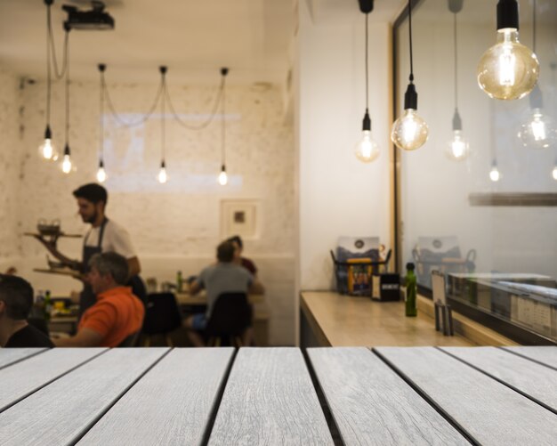 Foto grátis placa de madeira olhando para as pessoas no restaurante