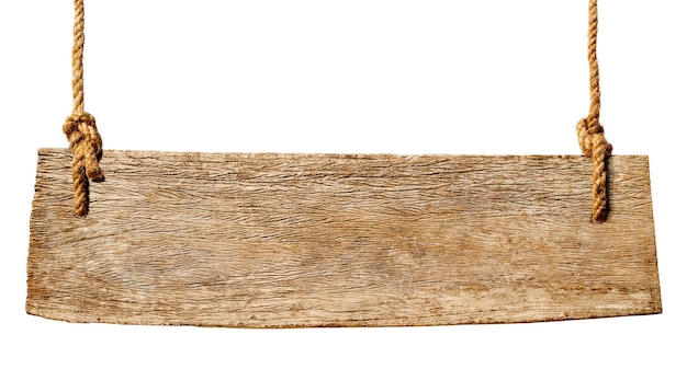 Placa de madeira pendurada em uma corda.