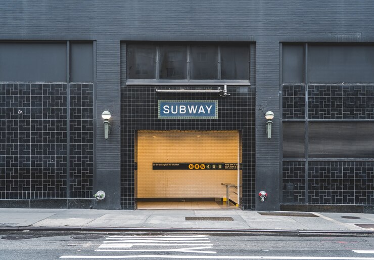 Foto grátis placa de metrô em uma entrada de metrô em nova york