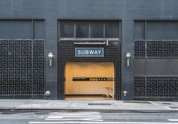 Placa de metrô em uma entrada de metrô em Nova York