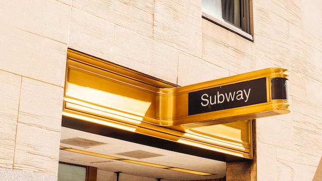 Placa de sinal de ouro do metrô