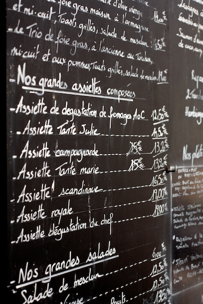 placa do menu do restaurante em Paris